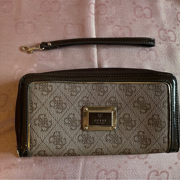 Guess wallet/wristlet - Picture 2 of 5